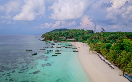 Téléchargez les photos : Koh Lipe Island Sud de la Thaïlande avec turqouse couleur océan et plage de sable blanc à Ko Lipe. Bateaux à queue longue sur la plage d'en haut vu d'une vue de drone - en image libre de droit