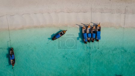 Foto de Isla Koh Lipe Sur de Tailandia con mar turquesa y playa de arena blanca en Ko Lipe. Coloridos barcos de cola larga en la playa desde arriba vistos desde una vista de dron - Imagen libre de derechos