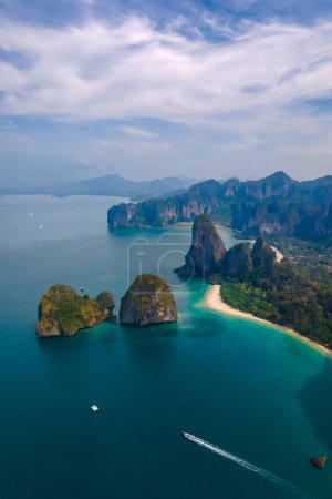 Téléchargez les photos : Railay Beach Krabi Thaïlande, la plage tropicale de Railay Krabi, est vue depuis un drone de Railay Beach idyllique en Thaïlande dans la soirée au coucher du soleil avec un ciel nuageux. Horizon vertical - en image libre de droit