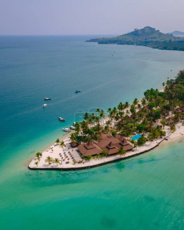 Foto de Koh Mook isla tropical en el mar de Andamán en Tailandia, playa tropical con arena blanca y turqouse océano de color en Ko Muk Trang sur de Tailandia - Imagen libre de derechos