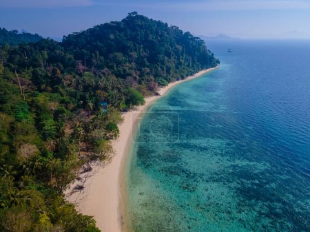 Téléchargez les photos : Vue sur la plage de l'île de Koh Kradan en Thaïlande, vue aérienne par drone d'en haut sur l'île de Koh Kradan Trang voté en 2023 comme la plage nr 1 dans le monde - en image libre de droit