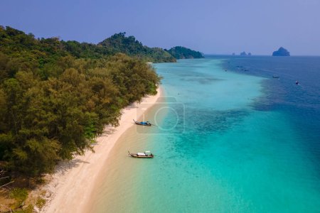 Foto de Vista en la playa de la isla de Koh Kradan en Tailandia, vista aérea sobre la isla de Koh Kradan Trang votado en 2023 como la playa número 1 del mundo - Imagen libre de derechos