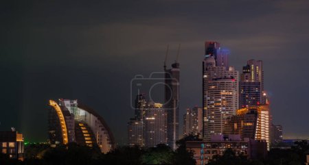 Téléchargez les photos : Pattaya Thaïlande, une vue sur les toits de la ville la nuit avec des hôtels et des gratte-ciel bâtiments par une journée nuageuse - en image libre de droit