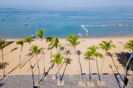 Téléchargez les photos : Pattaya Thaïlande, une vue sur la route de plage de Pattaya à côté de la nouvelle plage rénovée avec des palmiers - en image libre de droit