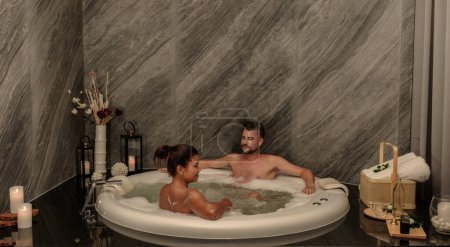 Téléchargez les photos : Un couple d'hommes et une femme dans une baignoire dans une salle de massage en Thaïlande dans un hôtel de luxe. hommes et femmes prenant un bain dans un spa - en image libre de droit