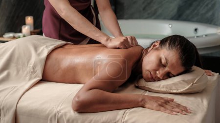 Téléchargez les photos : Asiatique femme obtenir un massage thaï dans une salle de massage en Thaïlande dans un hôtel spa de luxe - en image libre de droit
