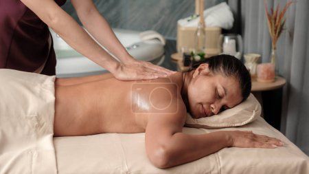 Téléchargez les photos : Asiatique femme thaïlandaise obtenir un massage thaï dans une salle de massage en Thaïlande dans un hôtel spa de luxe - en image libre de droit