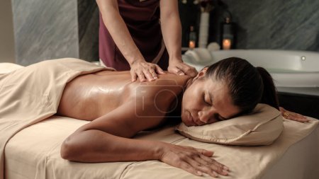 Foto de Mujer tailandesa asiática recibiendo un masaje tailandés en una sala de masajes en Tailandia en un hotel spa de lujo - Imagen libre de derechos