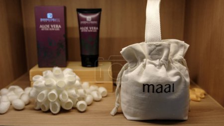 Téléchargez les photos : Pattaya Thaïlande 10 novembre 2023, Maai brand Massage room in Thailand at a luxury hotel, close up of Maai products in a luxury Spa in Thailand - en image libre de droit