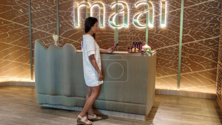 Foto de Pattaya Tailandia 10 de noviembre de 2023, marca Maai Habitación de masaje en Tailandia en un hotel de lujo, primer plano de los productos Maai en un spa de lujo en Tailandia - Imagen libre de derechos