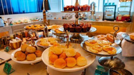 Téléchargez les photos : Petit déjeuner buffet dans un hôtel de luxe en Thaïlande, sucreries et pain dans une assiette - en image libre de droit