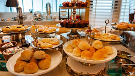 Foto de Desayuno buffet en un hotel de lujo en Tailandia, dulces y pan en un plato - Imagen libre de derechos