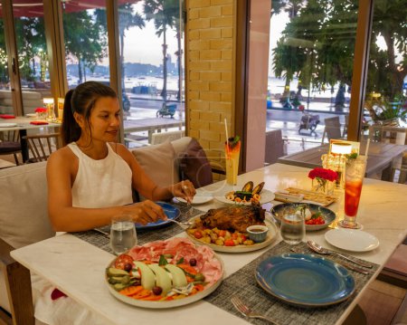 Téléchargez les photos : Femme asiatique dînant dans un restaurant italien en Thaïlande - en image libre de droit