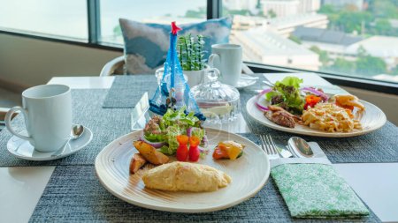 Téléchargez les photos : Petit déjeuner dans un hôtel de luxe en Thaïlande, table de petit déjeuner avec omelette et œufs brouillés - en image libre de droit