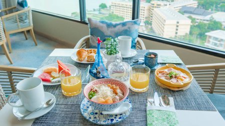Téléchargez les photos : Petit déjeuner thaïlandais dans un hôtel de luxe en Thaïlande, soupe de nouilles et poêle à œufs thaïlandaise, table avec petit déjeuner asiatique - en image libre de droit