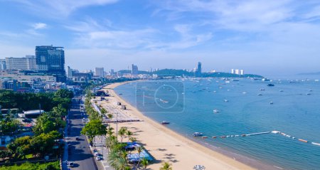 Foto de Pattaya Tailandia, una vista de la carretera de playa con hoteles y edificios de rascacielos junto a la carretera de playa. - Imagen libre de derechos