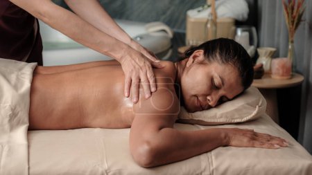 Téléchargez les photos : Asiatique femme obtenir un massage thaïlandais dans une salle de massage en Thaïlande dans un hôtel spa de luxe, gros plan des mains de la femme donnant un massage - en image libre de droit
