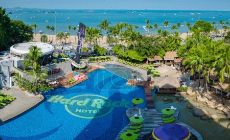 Foto de Pattaya Tailandia 10 noviembre 2023, piscina con el logotipo de la Hard rock café y hotel en la carretera de la playa - Imagen libre de derechos