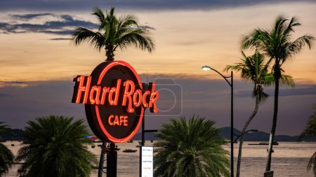 Téléchargez les photos : Pattaya Thaïlande 10 novembre 2023, Café Hard Rock et hôtel sur la route de la plage, gros plan de Hard Rock Cafe pendant le coucher du soleil - en image libre de droit