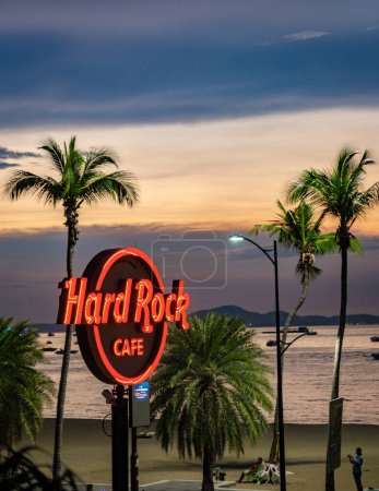 Foto de Pattaya Tailandia 10 noviembre 2023, Hard rock café y hotel en la carretera de la playa, primer plano de Hard Rock Café durante la puesta del sol - Imagen libre de derechos
