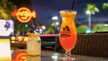 Téléchargez les photos : Pattaya Thaïlande 10 Novembre 2023, Hard rock café et hôtel sur la route de la plage au coucher du soleil avec des cocktails sur la table - en image libre de droit
