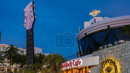 Foto de Pattaya Tailandia 10 Noviembre 2023, Hard Rock Café y hotel en la carretera de playa, logo del hotel Hard Rock luz de neón en la noche - Imagen libre de derechos