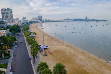 Foto de Pattaya Tailandia, una vista de la carretera de playa con hoteles y edificios de rascacielos junto a la nueva carretera de playa renovada. - Imagen libre de derechos