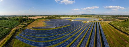 Foto de Paneles solares sistema generadores de energía del sol. Transición energética en Chonburi Tailandia - Imagen libre de derechos