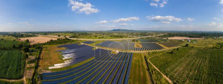 Foto de Paneles solares sistema generadores de energía del sol. Transición energética en Chonburi Tailandia. energía solar panel solar campo - Imagen libre de derechos