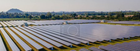 Foto de Campo del panel solar de la energía solar, generadores de energía del sistema de paneles solares del sol. Transición energética en Chonburi Tailandia - Imagen libre de derechos