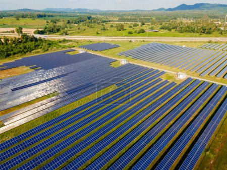 Foto de Campo del panel solar de la energía solar, generadores de energía del sistema de paneles solares del sol. Transición energética en Chonburi Tailandia - Imagen libre de derechos