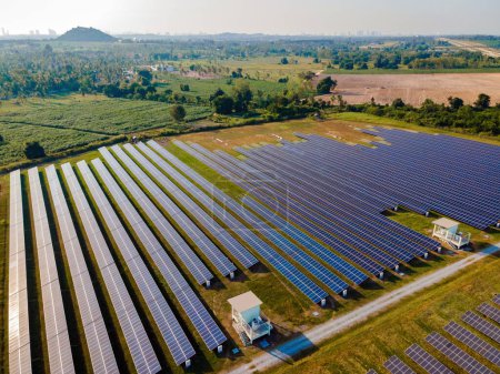Foto de Campo de paneles solares de energía solar junto a una carretera carretera, paneles solares generadores de energía del sistema del sol. Transición energética en Chonburi Tailandia - Imagen libre de derechos