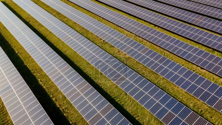 Foto de Paneles solares energía solar en el campo en vista aérea de verano en Tailandia Panel solar campo en el sol de la tarde - Imagen libre de derechos