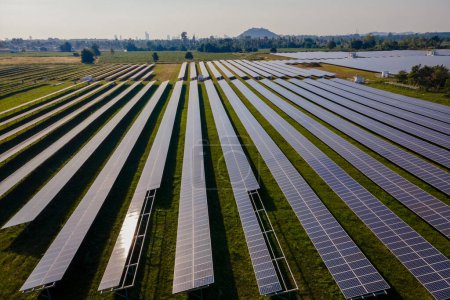 Foto de Campo de paneles solares de energía solar en Tailandia en la luz de la noche, Generadores de energía del sistema de paneles solares del sol. - Imagen libre de derechos