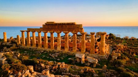 Templos griegos en Selinunte, Vista del mar y ruinas de columnas griegas en Selinunte Parque Arqueológico Sicilia Italia
