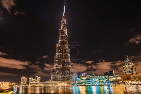 Téléchargez les photos : Dubaï, Émirats arabes unis Février 2017 Vue de Burj Khalifa la nuit pendant l'heure bleue avec de belles lumières - en image libre de droit