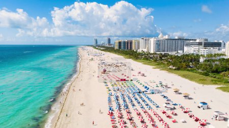 Foto de Vista aérea de aviones no tripulados en Miami South Beach Florida. Playa con coloridas sillas y sombrillas, vista superior de la playa en Miami Florida - Imagen libre de derechos