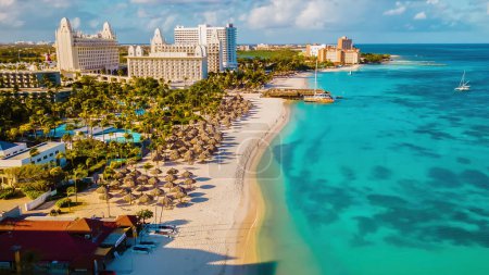 Foto de Palm Beach Aruba Caribe, playa de arena blanca y larga con palmeras en las Antillas Aruba Caribe - Imagen libre de derechos