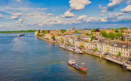 Téléchargez les photos : Dordrecht Pays-Bas l'horizon de la vieille ville de Dordrecht avec une église et des bâtiments de canal aux Pays-Bas. - en image libre de droit