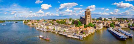 Téléchargez les photos : Vue panoramique de Dordrecht Pays-Bas l'horizon de la vieille ville de Dordrecht avec une église et des bâtiments de canal aux Pays-Bas. - en image libre de droit