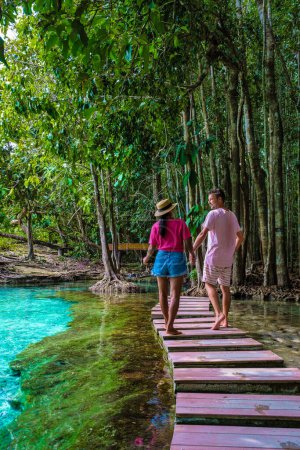 Foto de Lago Esmeralda y Blue Pool Krabi Tailandia bosque de manglares Krabi Tailandia. Mujeres asiáticas jóvenes y hombres europeos caminando en el parque nacional en el lago en Krabi Tailandia - Imagen libre de derechos