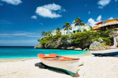 Téléchargez les photos : Playa Lagun Beach Cliff Curaçao, Lagun Beach Curaçao une petite île dans les Caraïbes. plage tropicale blanche à Curaçao - en image libre de droit