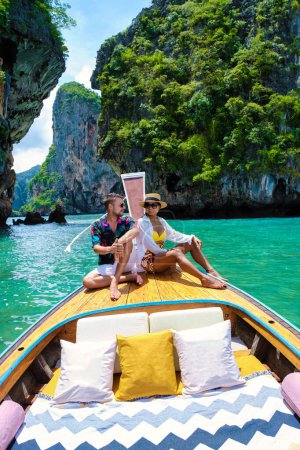 Téléchargez les photos : Bateau de luxe Longtail à Krabi en Thaïlande, couple homme et femme lors d'une excursion en bateau vers l'île tropicale, voyage de 4 îles à Krabi en Thaïlande. Femme asiatique et homme européen d'âge moyen en vacances en Thaïlande. - en image libre de droit