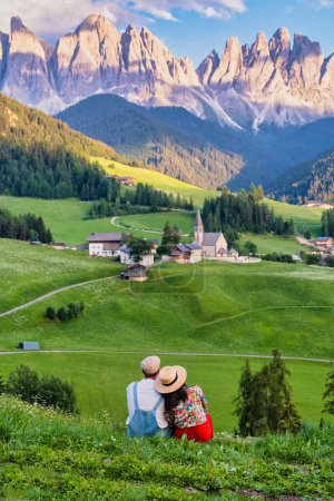 Téléchargez les photos : Couple regardant le paysage de Santa Maddalena Village dans les Dolomites Italie, Santa Magdalena village Dolomites montagnes, Val di Funes vallée Trentin Haut Adige région, Tyrol du Sud Italie - en image libre de droit