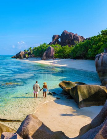 Téléchargez les photos : Anse Source d'Argent plage, L'île de La Digue, Seychelles, couple hommes et femmes se relaxant à la plage lors de vacances de luxe aux Seychelles L'île de La Digue - en image libre de droit