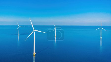 Foto de Turbinas de molinos de viento con cielo azul, turbinas de molinos de viento en el océano el parque eólico más grande de los Países Bajos - Imagen libre de derechos