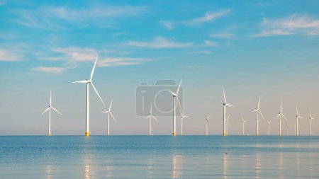 Foto de Parque de turbinas de molinos de viento con un cielo azul, parque de turbinas de molinos de viento en el océano de los Países Bajos Europa el parque eólico más grande de los Países Bajos - Imagen libre de derechos