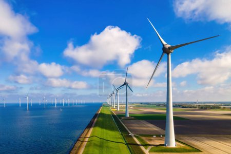 Foto de Parque de turbinas de molinos de viento con un cielo azul y parque de turbinas de molinos de viento en el océano. Países Bajos Europa es el parque eólico más grande de los Países Bajos - Imagen libre de derechos