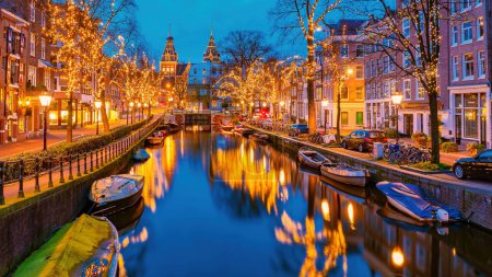 Foto de Amsterdam Países Bajos canales con luces de Navidad durante diciembre, canal centro histórico de Amsterdam por la noche en Europa - Imagen libre de derechos