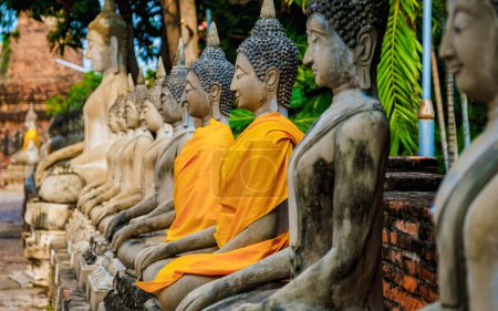 Foto de Ayutthaya, Tailandia Wat Yai Chaimongkol, estatua de Buda fuera del templo, Parque Histórico de Ayutthaya cubre las ruinas de la antigua ciudad de Ayutthaya, provincia de Phra Nakhon Si Ayutthaya, Tailandia - Imagen libre de derechos